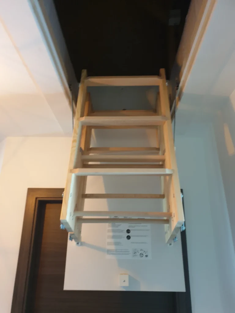 Escalier escamotable déplié accès combles - Menuisier Bas-Rhin