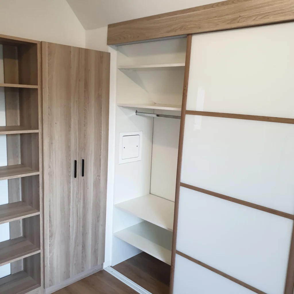 Finition laque blanche mate - Détail bibliothèque sur-mesure Alsace