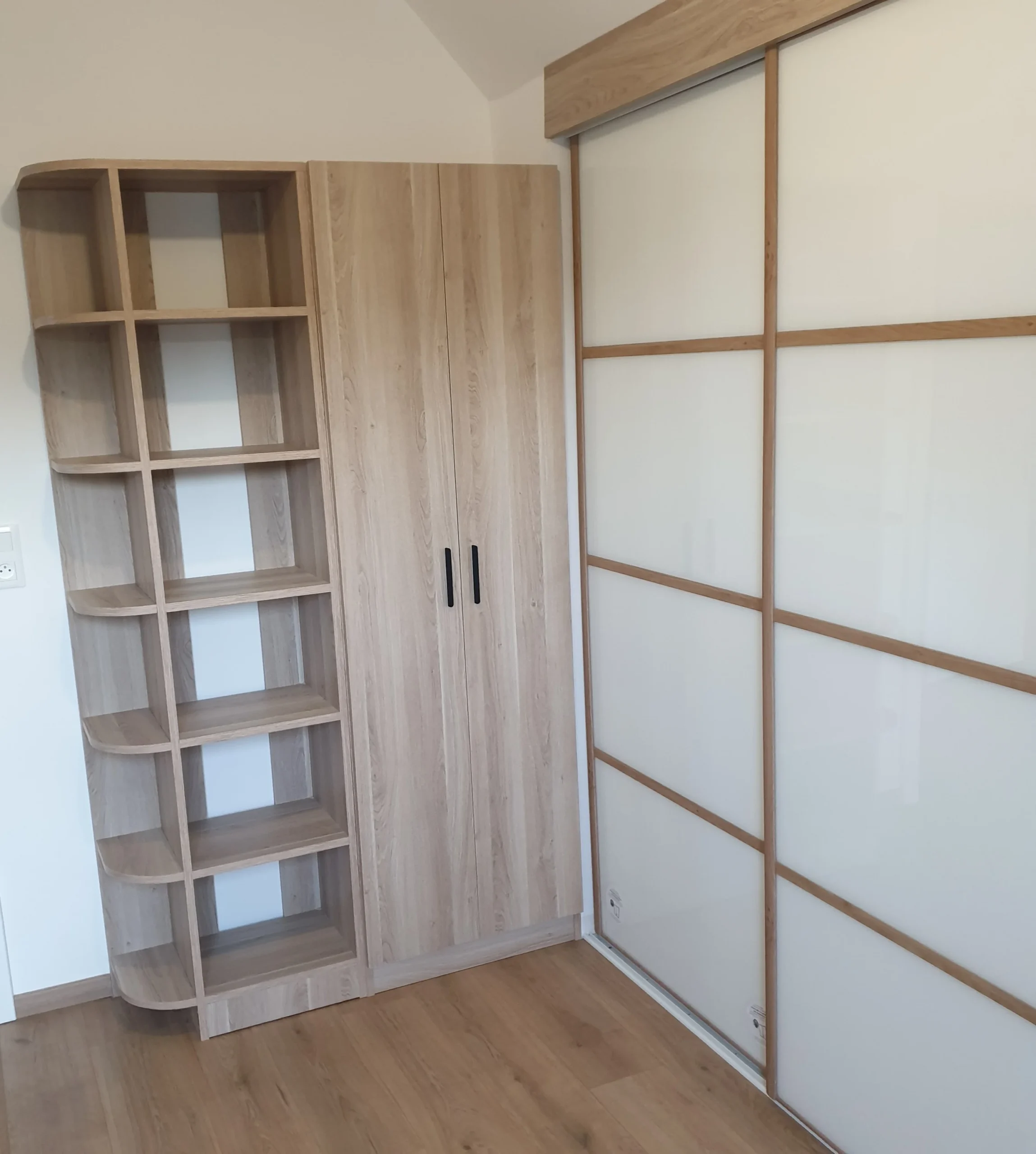 Rangements fermés portes soft-close - Agencement menuiserie Kass-Thor
