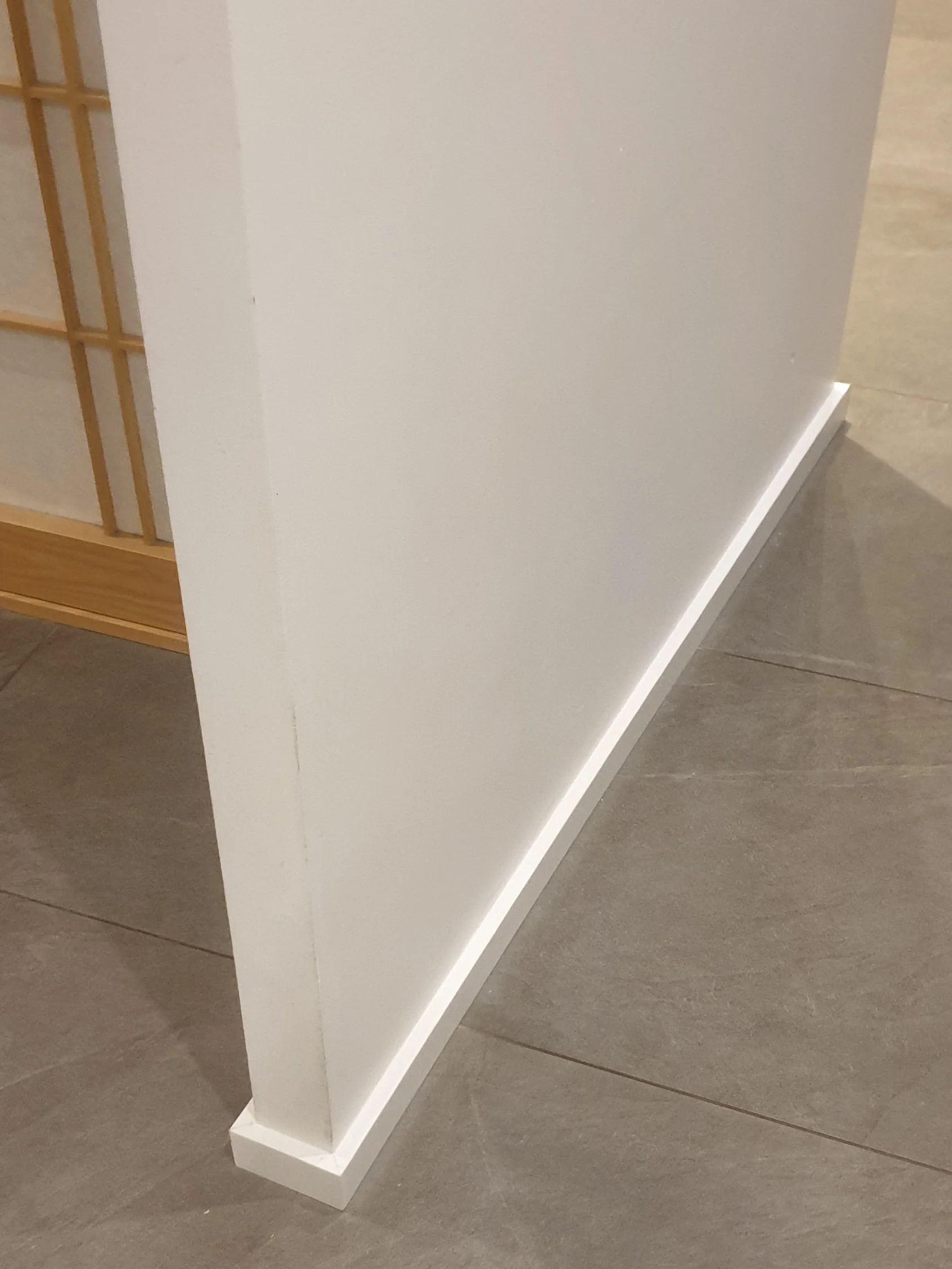 Détail angle plinthes découpe onglet - Menuisier Truchtersheim Bas-Rhin