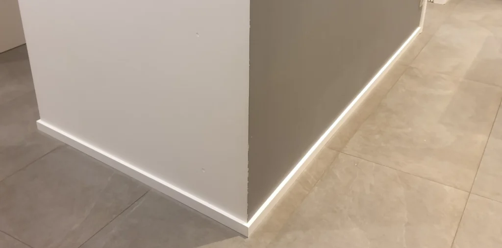Plinthes bois massif posées salon - Finitions menuiserie Truchtersheim Kass-Thor