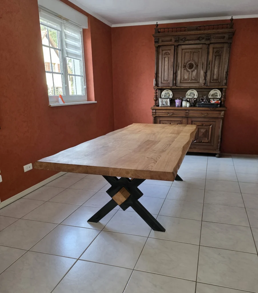 Table en chêne massif sur-mesure avec pieds en X vue d'ensemble - Menuisier Kass-Thor Neubourg
