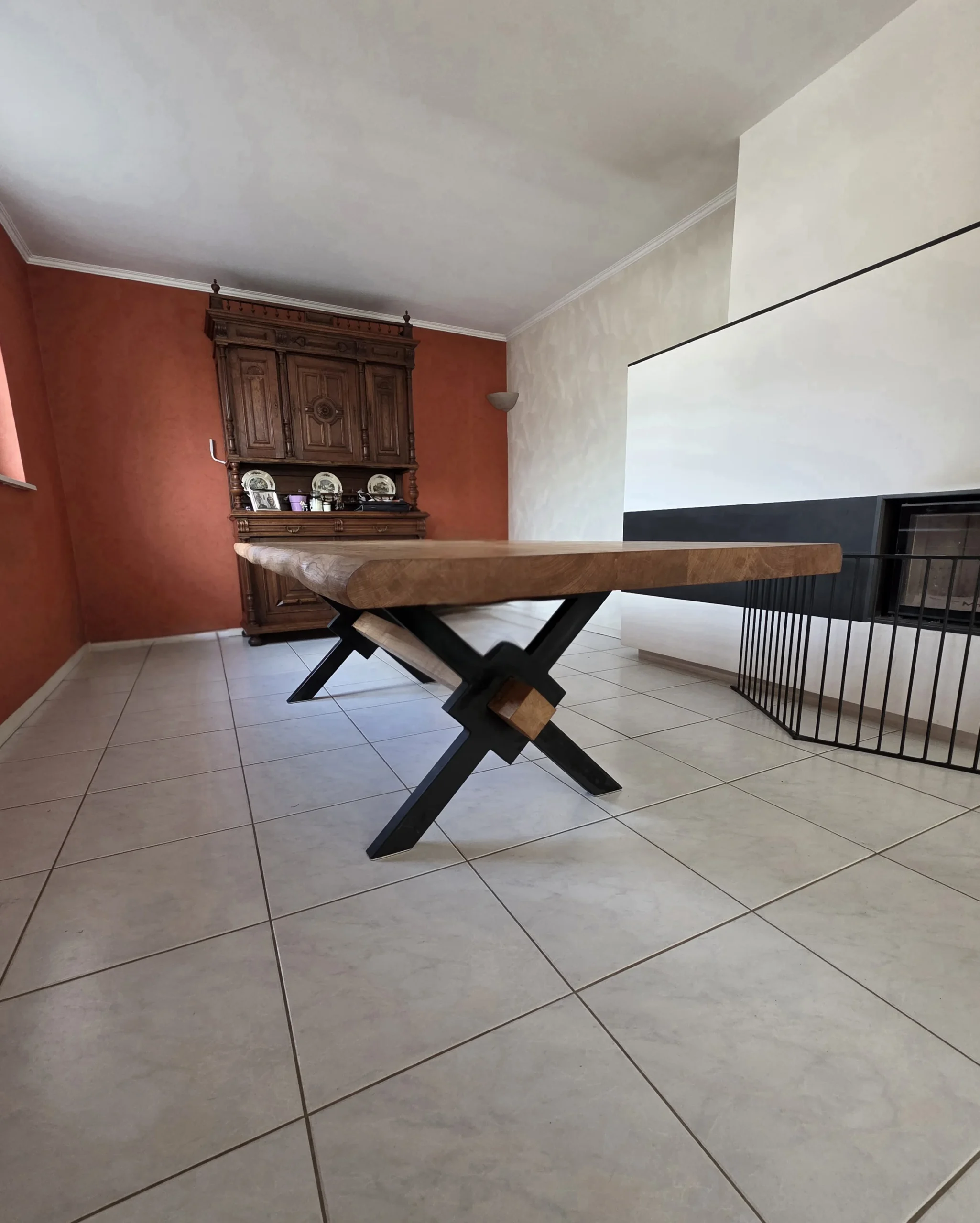 Table chêne massif vue latérale - Création mobilier sur-mesure Neubourg Alsace