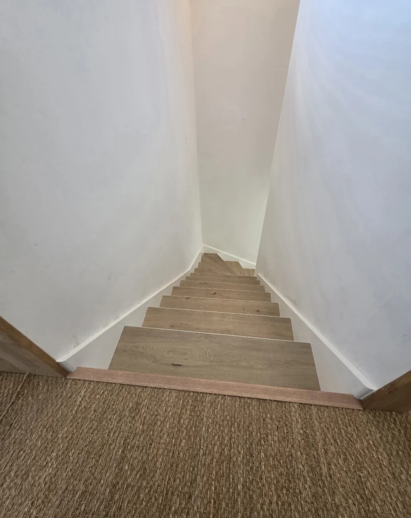 Plinthes escalier rampantes posées - Vue générale - Menuisier Kass-Thor Bas-Rhin