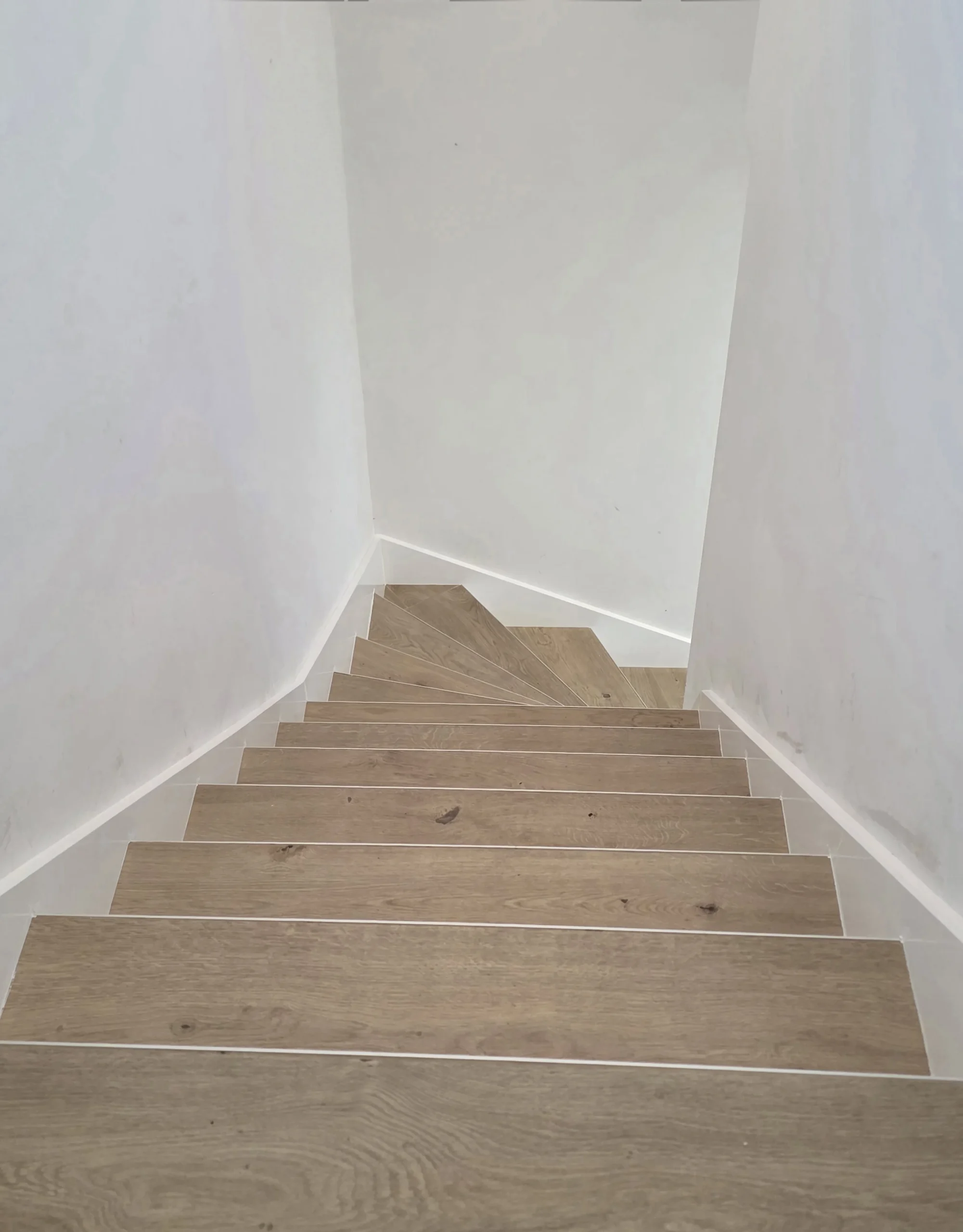 Raccord en onglet plinthes escalier - Finitions soignées Kass-Thor