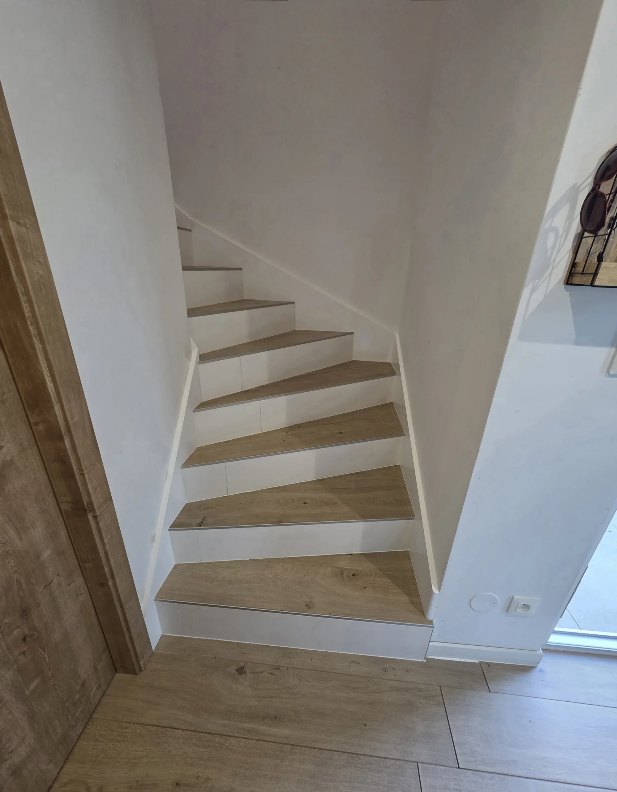 Finition plinthes escalier assortie aux marches - Menuisier Bas-Rhin