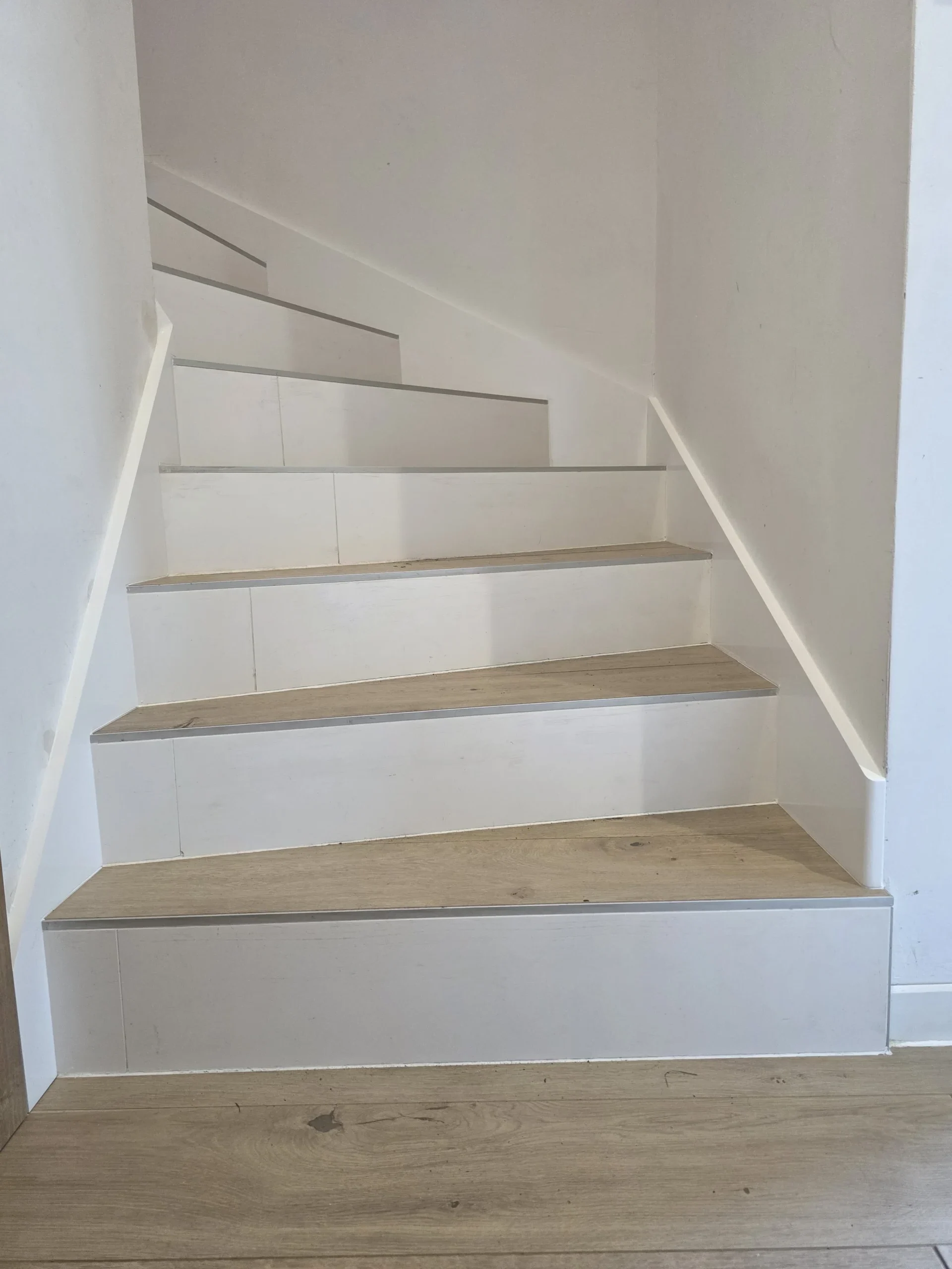 Découpe angle plinthe rampante - Détail menuiserie sur-mesure Alsace