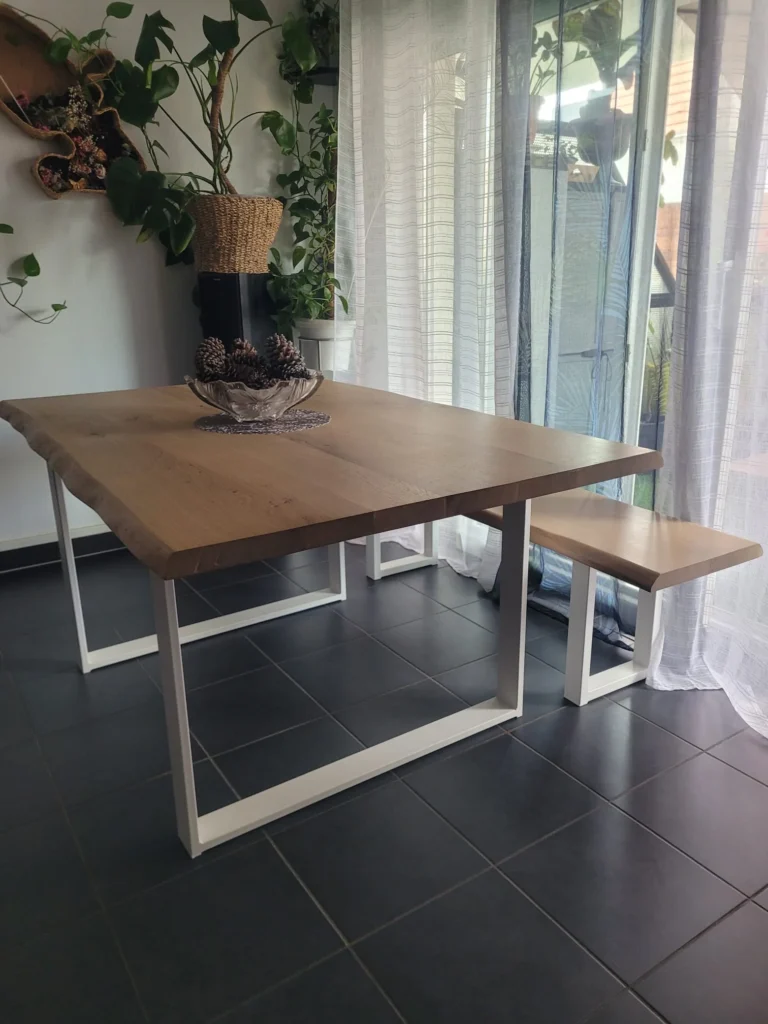 Table chêne massif avec pieds laqués blanc - Vue d'ensemble - Menuisier Bischwiller Kass-Thor | KASS THOR_20250822