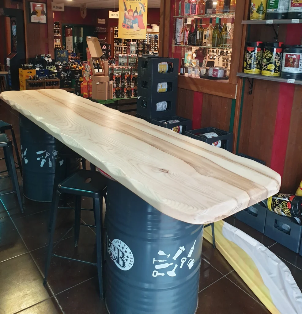 Plateau table restauré ponçage et vernis - Détail finition Kass-Thor Bas-Rhin